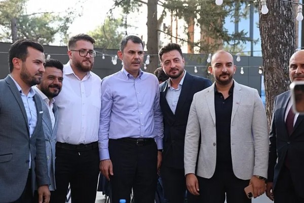 Murat Kurum’dan deprem konutları propagandasına yanıt! “Onlar konuşuyor, biz eser üretiyoruz”